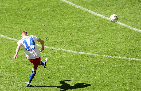 Aaron Hunt scheiterte in der zweiten Hälfte per Freistoß ganz knapp am Führungstreffer für den HSV. Die Latte rettete für die Gäste. Aaron Hunt tritt einen Freistoß.