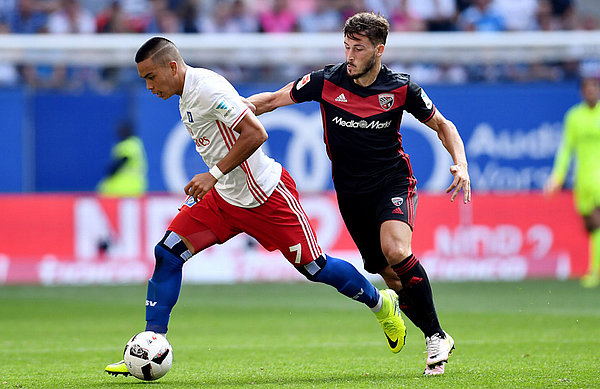 Nach dem wichtigen Schritt in Richtung finanzieller Gesundung ist nun der Sport gefragt, die nächste Entwicklungsstufe zu bewältigen. Bobby Wood im Zweikampf beim Bundesliga-Auftakt gegen Ingolstadt.