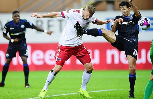 Da war die HSV-Welt noch in Ordnung: In der 24. Minute erzielte Simon Terodde per Kopf die 2:0-Führung, ehe es auf der anderen Seite dreimal einschlug. Da war die HSV-Welt noch in Ordnung: In der 24. Minute erzielte Simon Terodde per Kopf die 2:0-Führung, ehe es auf der anderen Seite dreimal einschlug.