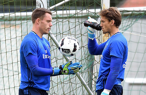 Christian Methenia und Rene Adler stehen nebeneinander auf dem Trainingsplatz.