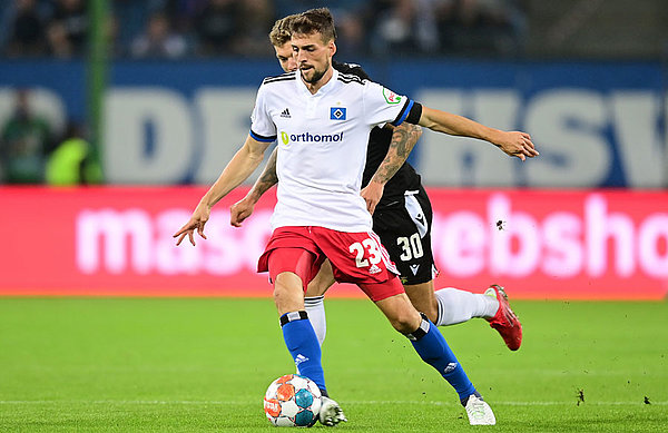 Jonas Meffert war gefühlt überall auf dem Platz, trieb sein Team aus der Mittelfeldzentrale immer wieder an und durfte am Ende den 2:1-Sieg bejubeln. Starkes Spiel! Jonas Meffert war gefühlt überall auf dem Platz, trieb sein Team aus der Mittelfeldzentrale immer wieder an und durfte am Ende den 2:1-Sieg bejubeln. Starkes Spiel!