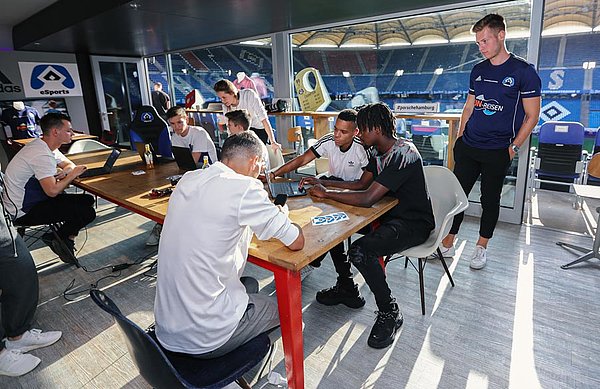 Angeregte Diskussionen: Auch die HSV-Profis Gideon Jung (2.v.r.) und Jan Gyamerah (3.v.r.) beteiligten sich aktiv am Trikot-Workshop. Trikot-Workshop eSports mit Jan Gyamerah und Gideon Jung