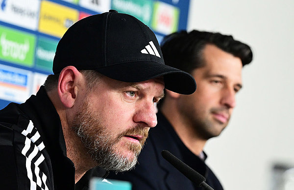 Jonas Boldt (re.) lauscht den Ausführungen von Steffen Baumgart (li.), dessen Weg er schon lange verfolgt hat. Jonas Boldt (re.) lauscht den Ausführungen von Steffen Baumgart (li.), dessen Weg er schon lange verfolgt hat.