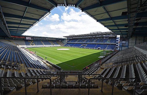 Die Bielefelder "Alm", wie sie auch heute noch von den eigenen Fans genannt wird, fasst insgesamt 26.515 Zuschauer.