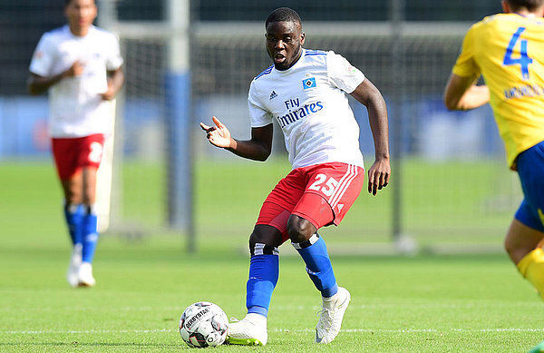 Mangala führt den Ball am Fuß.