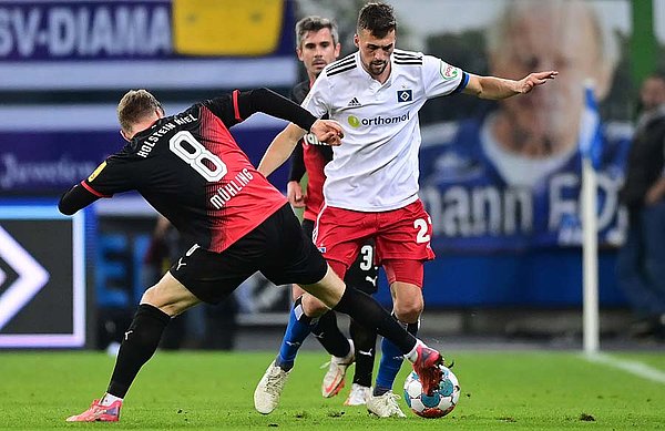 Gegen Kiel traf Meffert auf seinen alten Mittelfeld-Kollegen Alexander Mühling. Gegen Kiel traf Meffert auf seinen alten Mittelfeld-Kollegen Alexander Mühling.