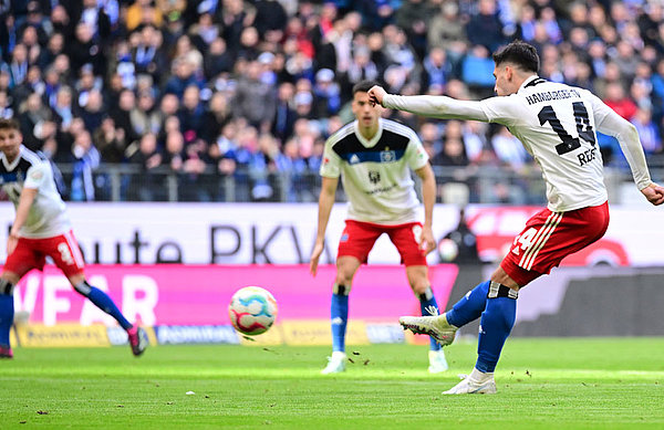 Die Führung: Ludovit Reis zieht ab und erzielt mit seinem sechsten Saisontreffer das 1:0 für den HSV.