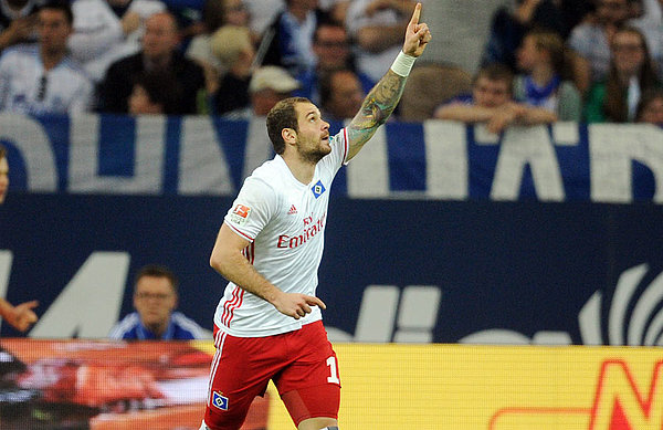 Pierre-Michel Lasogga streckt den Finger zum Jubeln in die Höhe.
