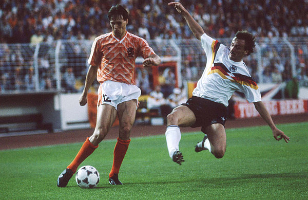 “Marco van Basten is the reason for my success. Thanks to him, I learned that I had to work even harder,” explained Jürgen Kohler looking back at the European Championship semi-final of 1988.
