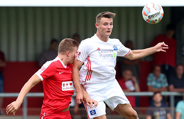 Törles Knöll erzielte in Braunschweig zwei Tore und ist gemeinsam mit Adel Daouri Top-Scorer (je fünf Punkte) bei den Rothosen. Törles Knöll von der U21 gewinnt ein Kopfballduell.