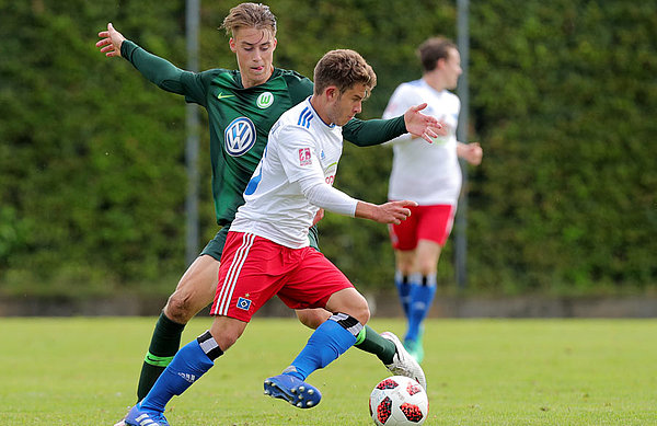 Mats Köhlert im Zweikampf mit Gian-Luca Itter. Der Wolfsburger ist fester Bestandteil der U23 und bestritt auch schon sieben Bundesligaspiele.