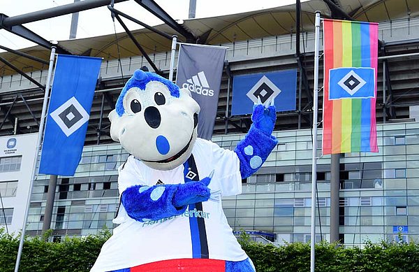 HSV-Maskottchen Dino Hermann half dabei, die Regenbogenfahnen rund um das Volksparkstadion aufzuhängen und damit ein klares Zeichen gegen Diskriminierung jeglicher Art zu setzen. HSV-Maskottchen Dino Hermann half dabei, die Regenbogenfahnen rund um das Volksparkstadion aufzuhängen und damit ein klares Zeichen gegen Diskriminierung jeglicher Art zu setzen.