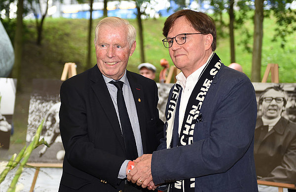 Lobende Worte: Klaus Zaczyk mit Laudator Udo Bandow. Lobende Worte: Klaus Zaczyk mit Laudator Udo Bandow.