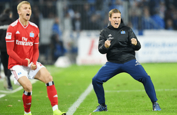 Der Moment des 1:0-Treffers: Hannes Wolf bejubelt an der Seite von Fiete Arp die Führung. Erstes HSV-Spiel, erster Sieg, perfekter Einstand!