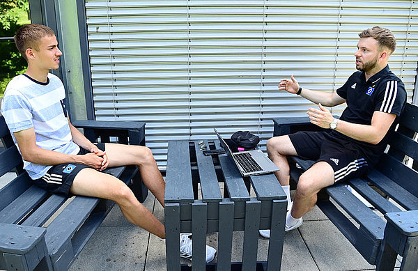  New Rothosen player Filip Bilbija (l.) and HSV.de editor Fabian Maltzan exchanged views between two training sessions at the team hotel "Das Sonnreich".