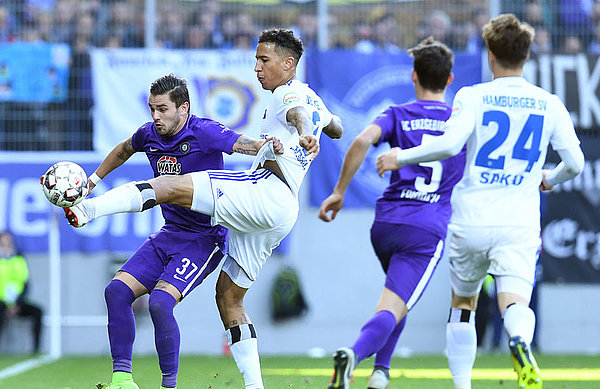 Lacroix behauptet den Ball.