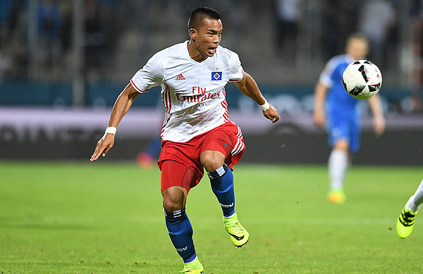 Bobby Wood bei der Ballannahme im Testspiel gegen den VfL Bochum.