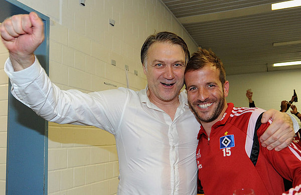 Klitschnass, aber glücklich: Nach dem letzten Spiel und der überstandenen Relegation gab es bei Rafael van der Vaart und Dietmar Beiersdorfer kein Halten mehr. Rafael van der Vaart und Dietmar Beiersdorfer liegen sich in den Armen.