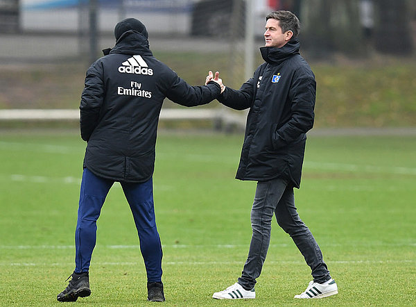 Ralf Becker klatscht Hannes Wolf beim Training gab.