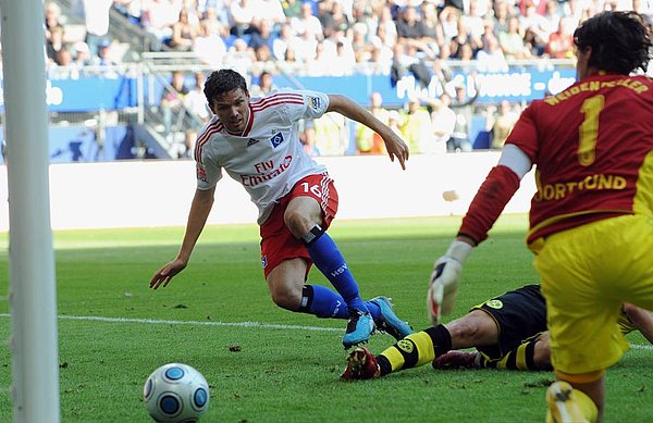 Marcu Berg trifft im Bundesligaspiel gegen den BVB.