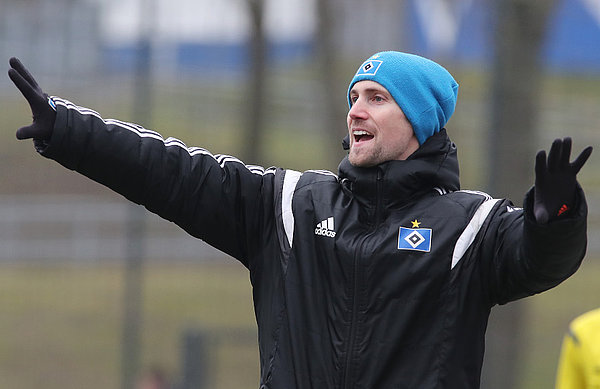 U15-Coach Florian Wolff dirigiert seine Mannschaft mit Handbewegungen.