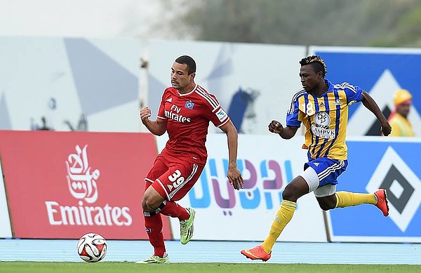 Ashton Götz und seine Mannschaftskollegen treten in Dubai gegen den dreimaligen Meister Al Nasr an. Ashton Götz im Zweikampf im Trainingslager in Dubai.