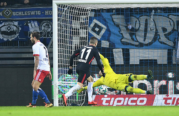 Frankfurts Gacinovic erzielt das Tor gegen den HSV.