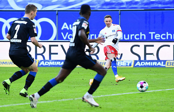 Sonny Kittel markiert das 3:1 gegen Paderborn.
