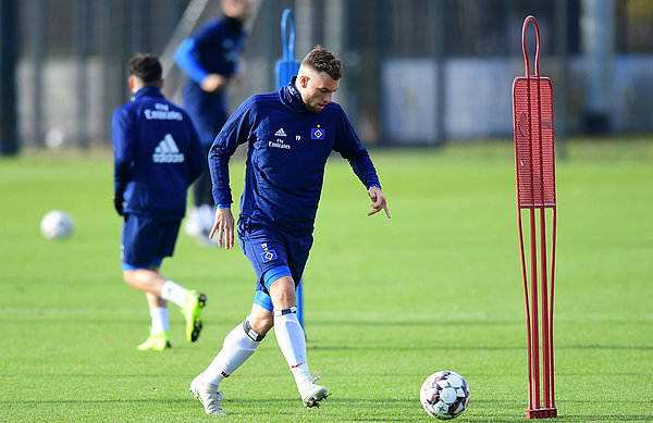 Manuel Wintzheimer beim Dribbling im Training. 