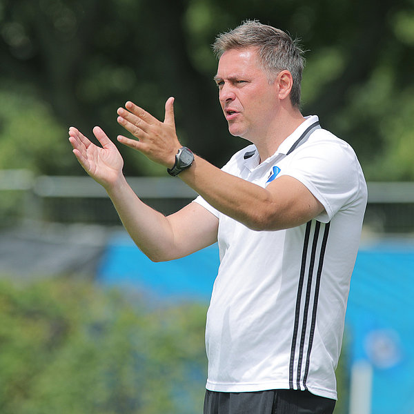 U21-Trainer Dirk Kunert gestikuliert.