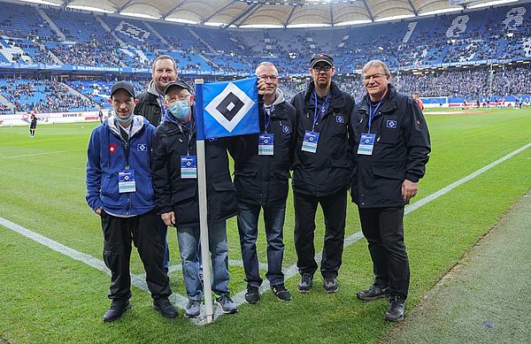 Heimspieltage im Volkspark sind für Oliver Fischer (2.v.r.) Arbeitstage und Familientage zugleich: Seit einigen Jahren hilft auch sein Vater (r.) bei HSV-Heimpartien als Rasenhelfer mit.