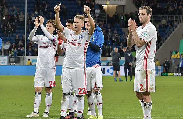 Die Rothosen bedanken sich in Hoffenheim für den Support der mitgereisten Fans. 