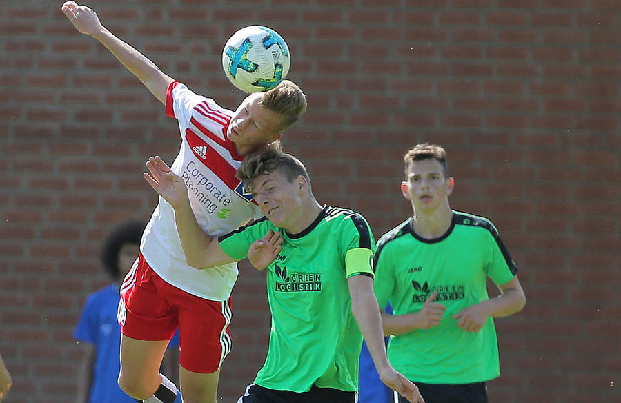 Alexander Aehlig (l.) setzt sich im Kopfballduell durch.