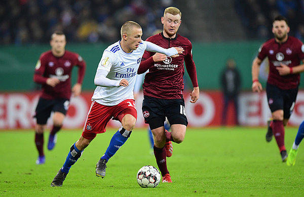 Fiete Arp im Zweikampf während des Pokal-Achtelfinales gegen Nürnberg.