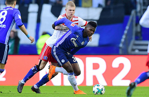 Rick van Drongelen im Zweikampf mit Breel Embolo von Schalke 04..