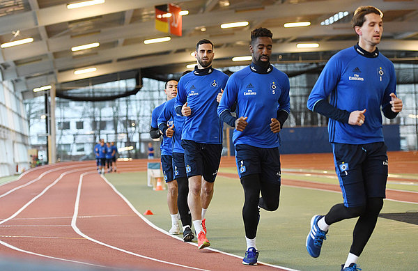 Laufen, laufen, laufen: Beim Laktakttest kam Mavraj erstmals für den HSV ins Schwitzen. Johan Djourou und Mergim Mavraj beim Laktattest.