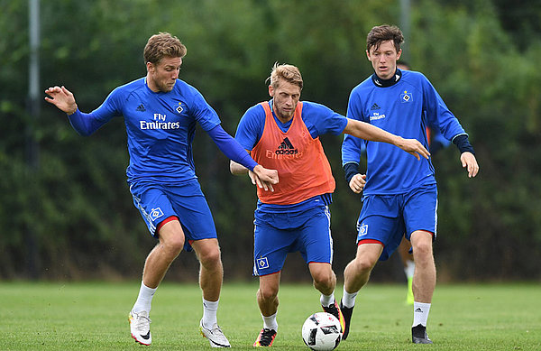 Sven Schipplock battling during training