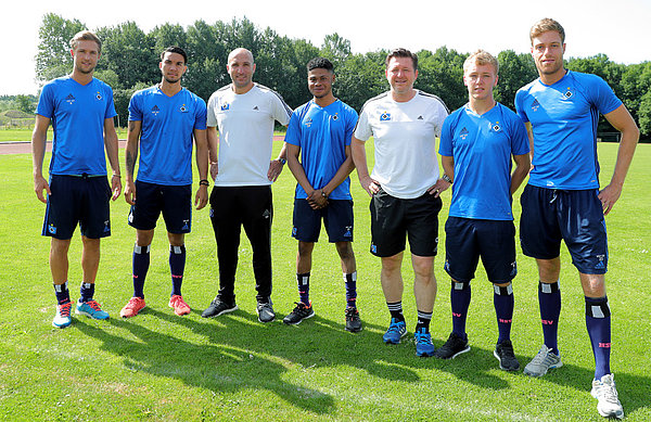 Henrik Giese (r.) im Kreis der U21-Neuzugänge. Henrik Giese (r.) im Kreis der U21-Neuzugänge.