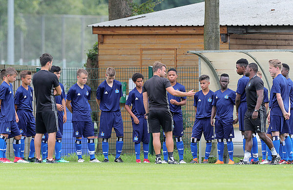 Coach Tobias Kurbjuweit (M.) inmitten seiner neuen Mannschaft. Coach Tobias Kurbjuweit (M.) inmitten seiner neuen Mannschaft.
