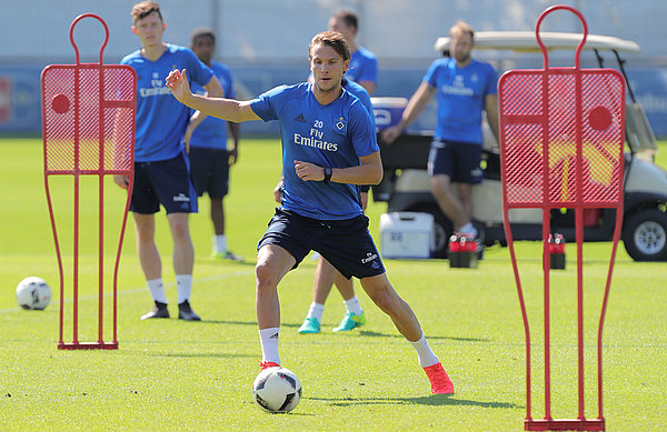 Albin Ekdal beim Training am Ball. 