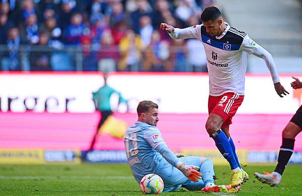 Nach perfekter Vorarbeit vom Duo Muheim/Dompé lässt HSV-Torptorjäger Robert Glatzel noch Sandhausens Keeper aussteigen und schiebt zum 1:0 ein.