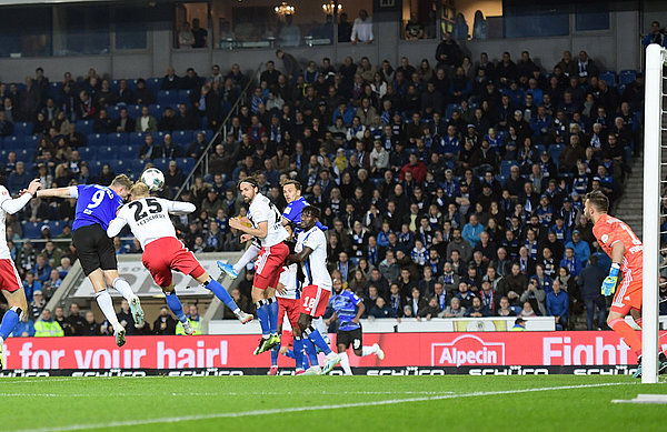Bielefeld captain Fabian Klos (no. 9) showed his aerial ability in the first meeting between the two sides in October 2019, heading the equaliser in a 1-1 draw.