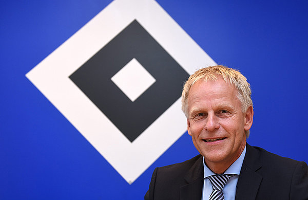 Vereinspräsident Jens Meier posiert vor der HSV-Raute