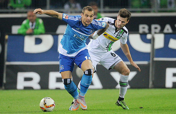 Lasogga im Zweikampf gegen den Gladbacher Nordtveit.