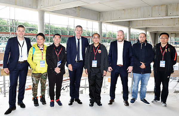 HSV-Vorstand Joachim Hilke und SIPG-Präsident SUI Guoyang (Mitte) zusammen mit der Delegation sowie Dieter Gudel (li.) und Campus-Projektleiter Christian Lenz (3.v.re.) bei der Besichtigung der Campus-Baustelle. Die Delegation von SIPG mit HSV-Vorstand Joachim Hilke und Dieter Gudel bei der Besichtigung der Campus-Baustelle