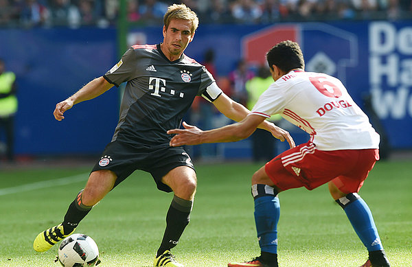 Keine Angst vor großen Namen: In der Bundesliga bekommt es Douglas Santos mit Weltstars wie Philipp Lahm zu tun. Douglas Santos im Zweikampf mit Philipp Lahm.