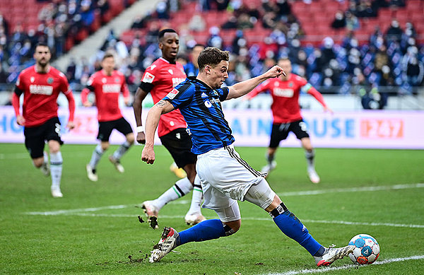 Defeat ticked off: Heyer and the Rothosen were unfortunate to lose 1-0 in Hannover. Defeat ticked off: Heyer and the Rothosen were unfortunate to lose 1-0 in Hannover.
