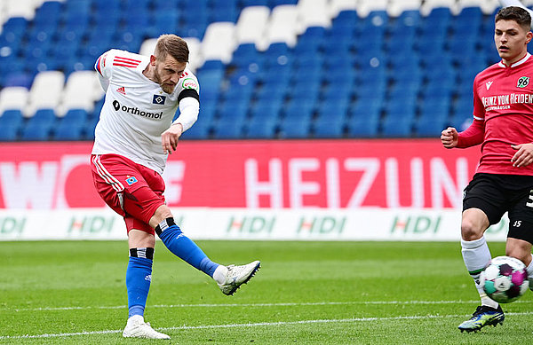 Aaron Hunt takes aim and nets the opener for HSV, his first of three goals. 