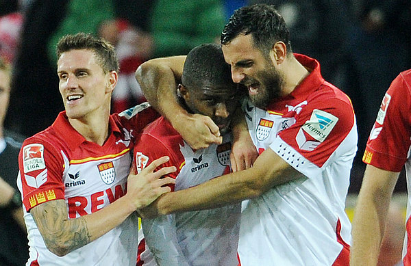 Mergim Mavraj und Anthony Modeste bejubeln einen Treffer.