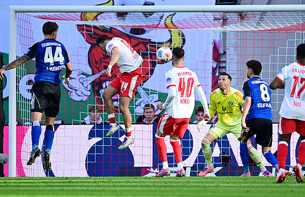 Christoph Baumgartner bezwang in der 45. Minute die starke HSV-Deckung. Christoph Baumgartner bezwang in der 45. Minute die starke HSV-Deckung.
